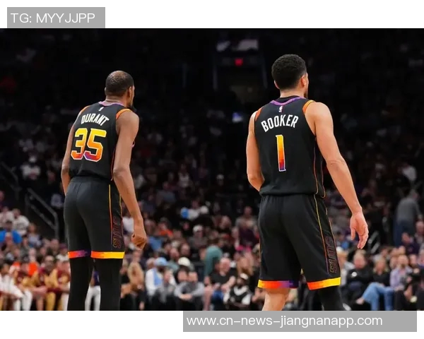 布克表现抢眼半场17分助力球队进攻火力全开次节独得11分展现个人能力 布克表现抢眼半场17分助力球队进攻火力全开次节独得11分展现个人能力