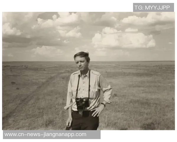 亿万富翁亚当斯的简约生活只靠睡袋和吉他电脑相伴